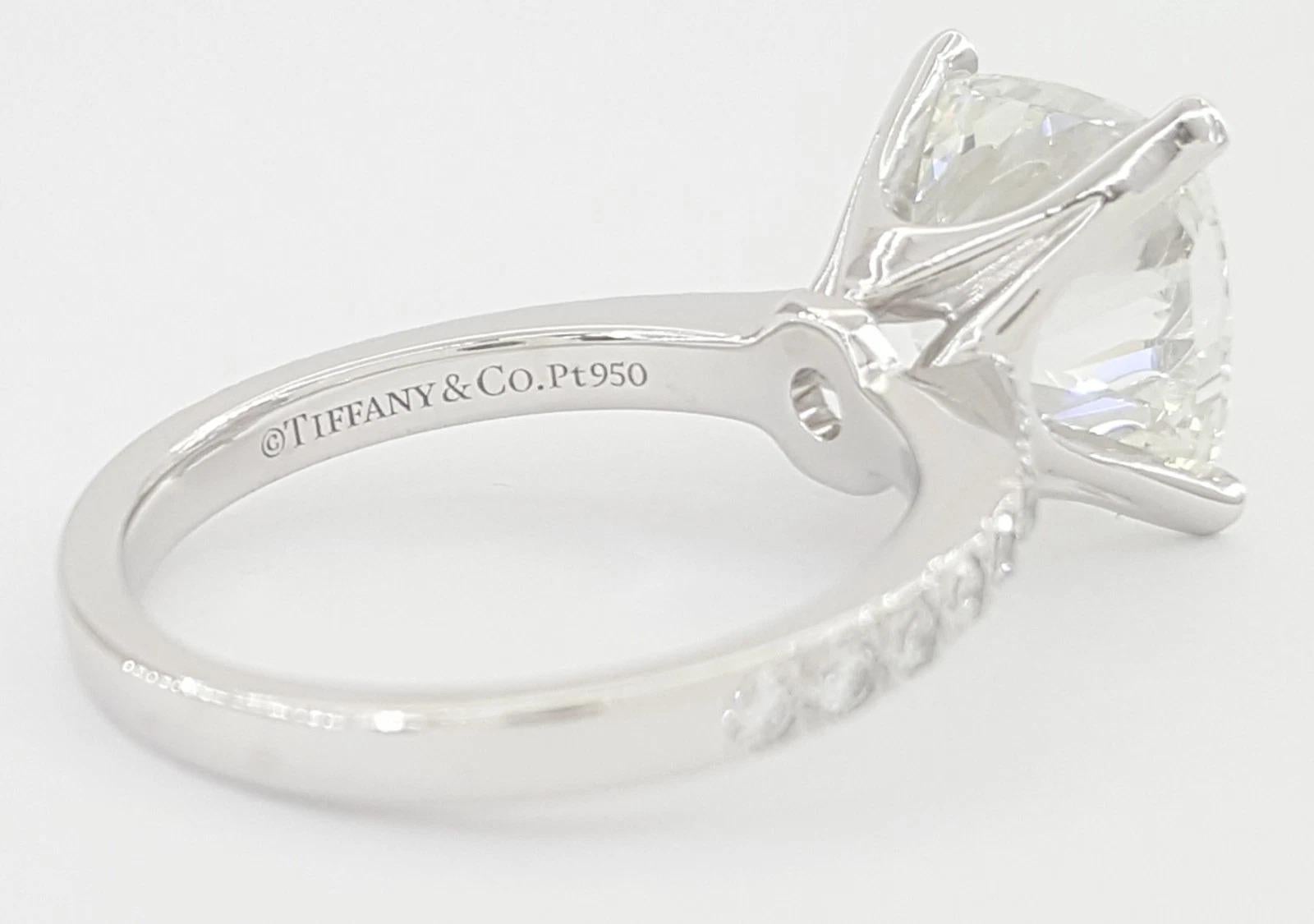 Tiffany & Co. Anello di fidanzamento in platino con diamante taglio cuscino da 3,18 carati in vendita 1