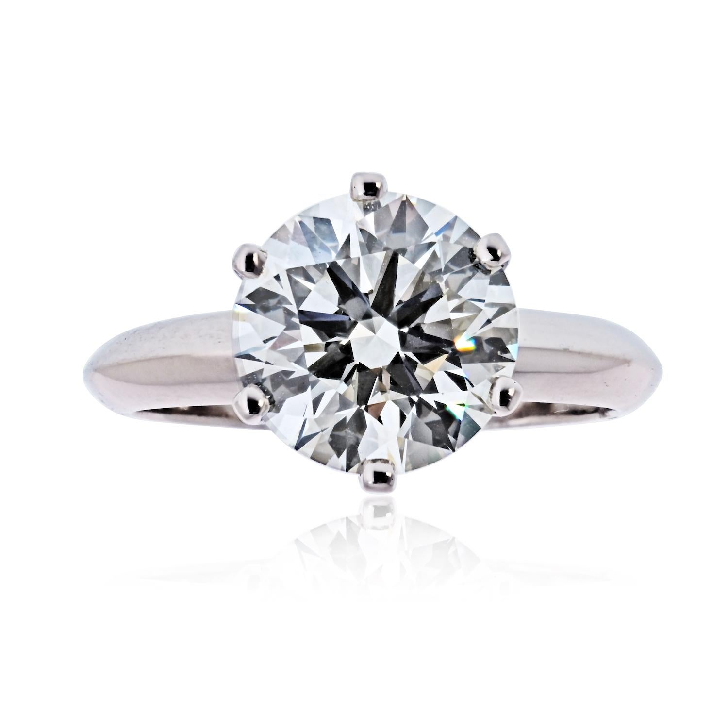 Classico anello di fidanzamento con diamante a sei punte di Tiffany & Co. con il design solitario tipico del marchio, incastonato con un diamante rotondo taglio brillante del peso di 3,25 carati. Il diamante è classificato di colore H e purezza VVS2
