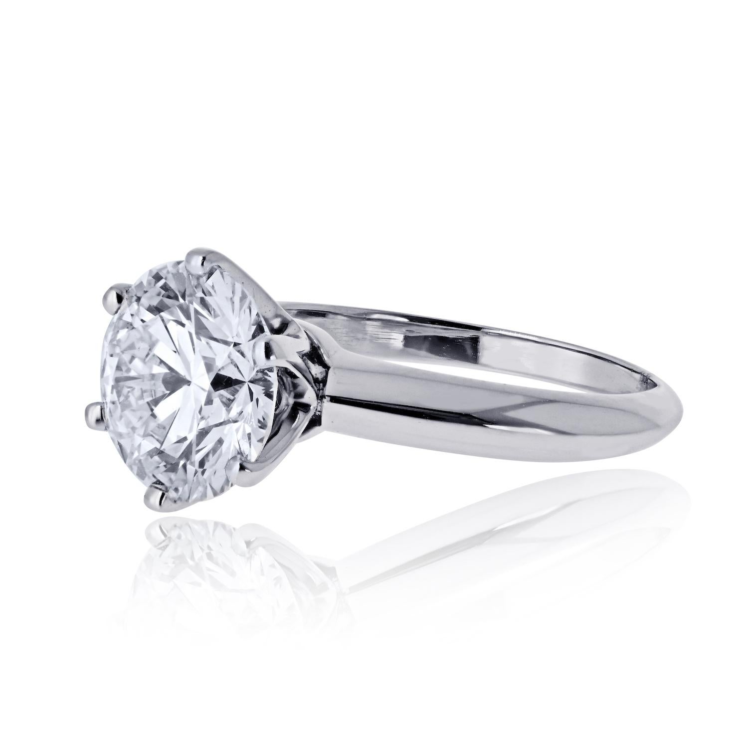 Moderno Tiffany & Co. Anello di fidanzamento in platino con diamante taglio rotondo da 3.25 carati in vendita