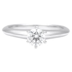 TIFFANY & Co. Anello di fidanzamento in platino con diamante da .32ct 5.25