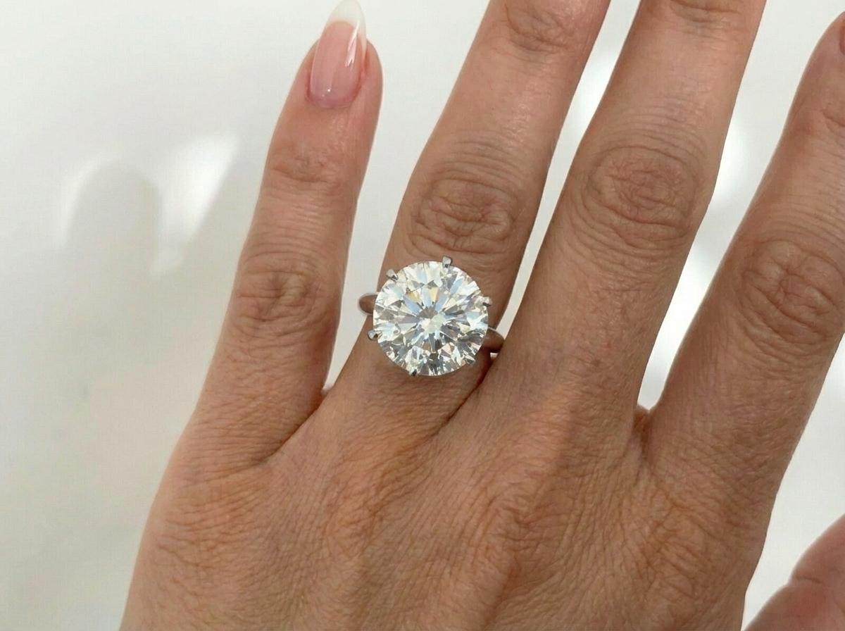 Questo eccezionale anello solitario con diamante di Tiffany & Co. mette in mostra un diamante naturale di 3,53 carati di notevole qualità e rarità. Classificata di colore G e purezza VVS1, la pietra è quasi incolore e straordinariamente pura, con un