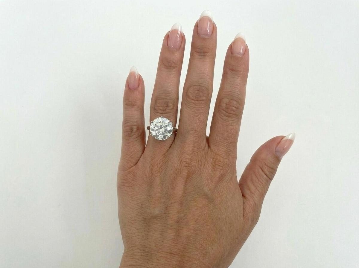 Taglio rotondo Tiffany & Co. Anello di fidanzamento in platino con diamante taglio rotondo da 3,53 carati in vendita