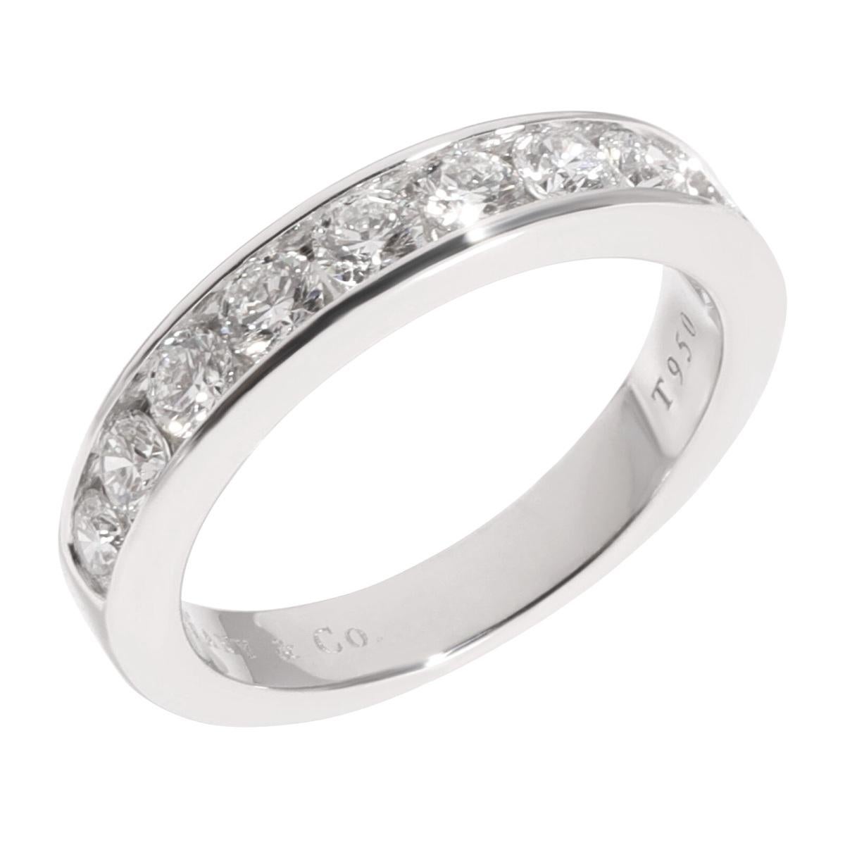 TIFFANY & Co. Anneau de mariage en platine avec diamant en demi-cercle de 3,9 mm 5

Métal : Platine
Taille : 5
Largeur de la bande : 3,9 mm
Poids : 6,90 grammes
Diamant : 9 diamants ronds de taille brillant, poids total de 0,81 carat. 
Poinçon :