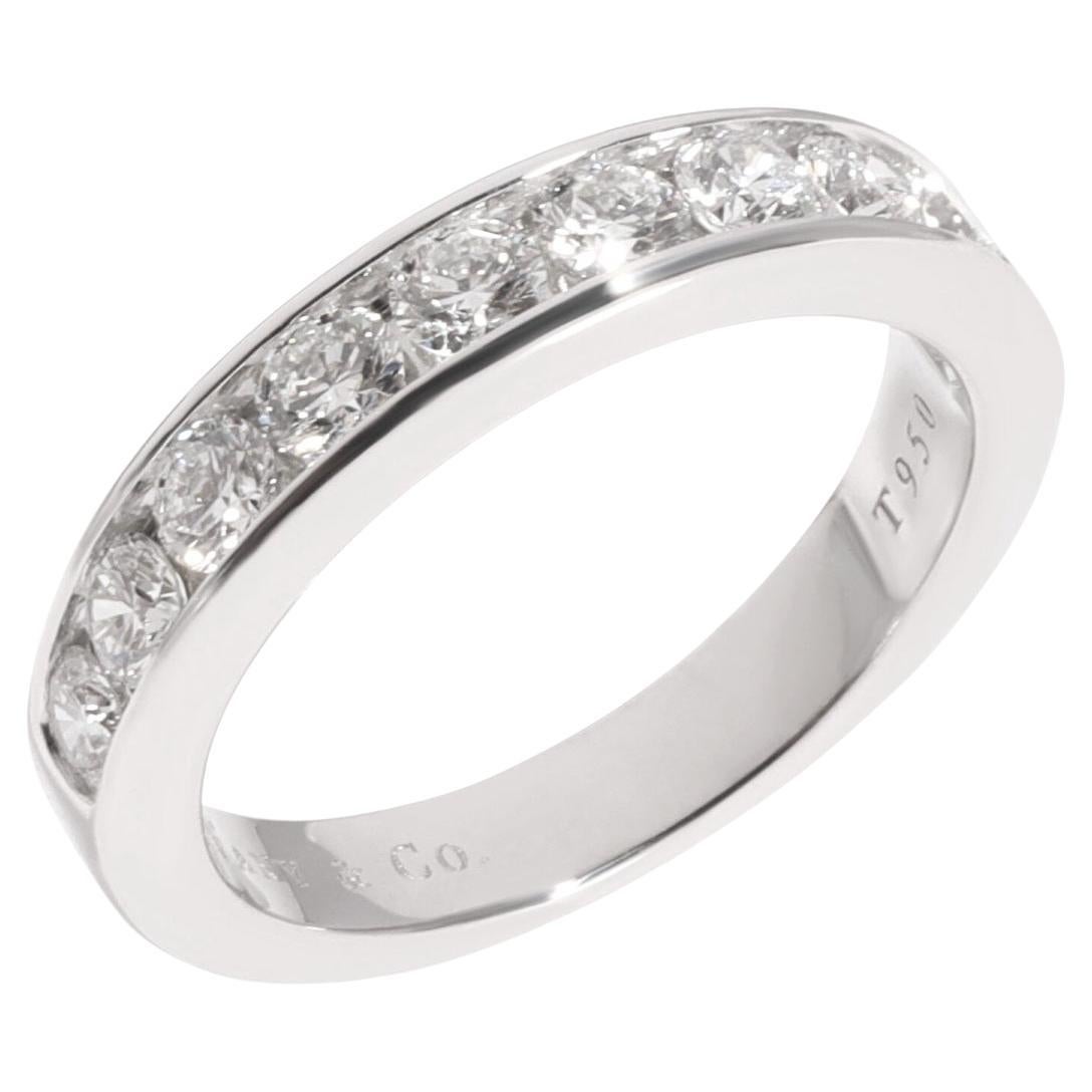 TIFFANY
Co. Anello di platino con diamante a mezzo cerchio da 3,9 mm 5