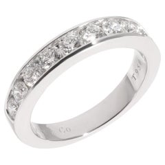 TIFFANY
Co. Anello di platino con diamante a mezzo cerchio da 3,9 mm 5