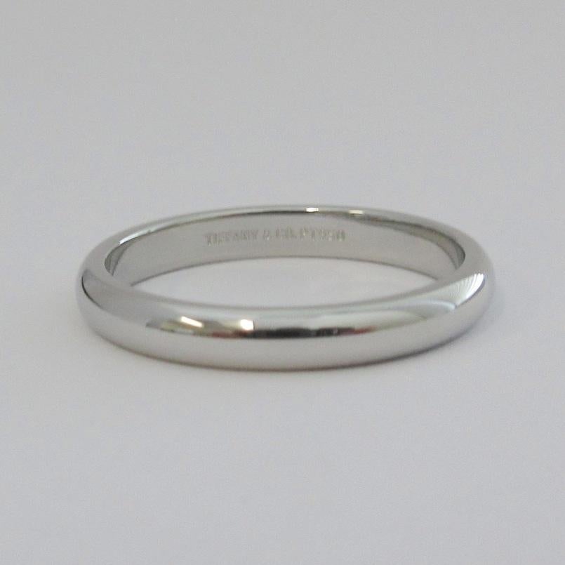Tiffany & Co. Platinum Comfort Fit Wedding Band Ring 8 In Excellent Condition For Sale In Los Angeles, CA