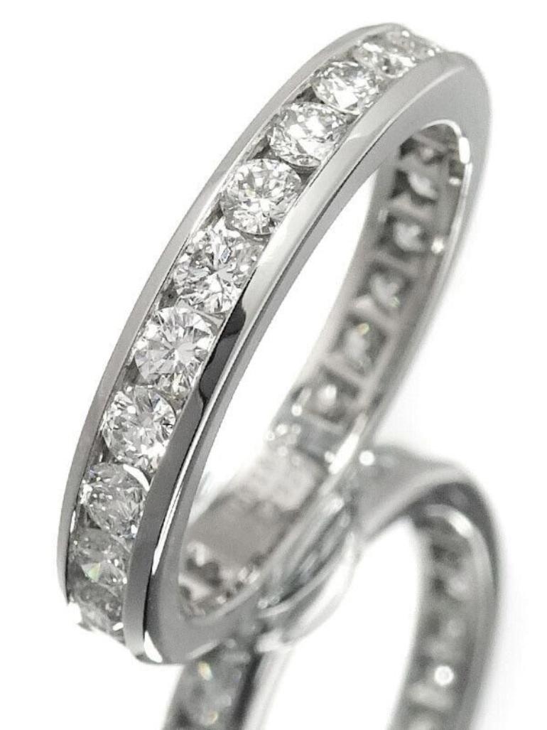 TIFFANY & Co. Alianza de Platino con Diamantes en Círculo Completo de 3 mm 5.5

Metal: Platino
Tamaño: 5.5
Ancho de banda: 3 mm
Peso: 4.30 gramos
Diamante: diamantes brillantes redondos, peso total en quilates 0,93 
Sello: ©TIFFANY&CO. PT950
Estado: