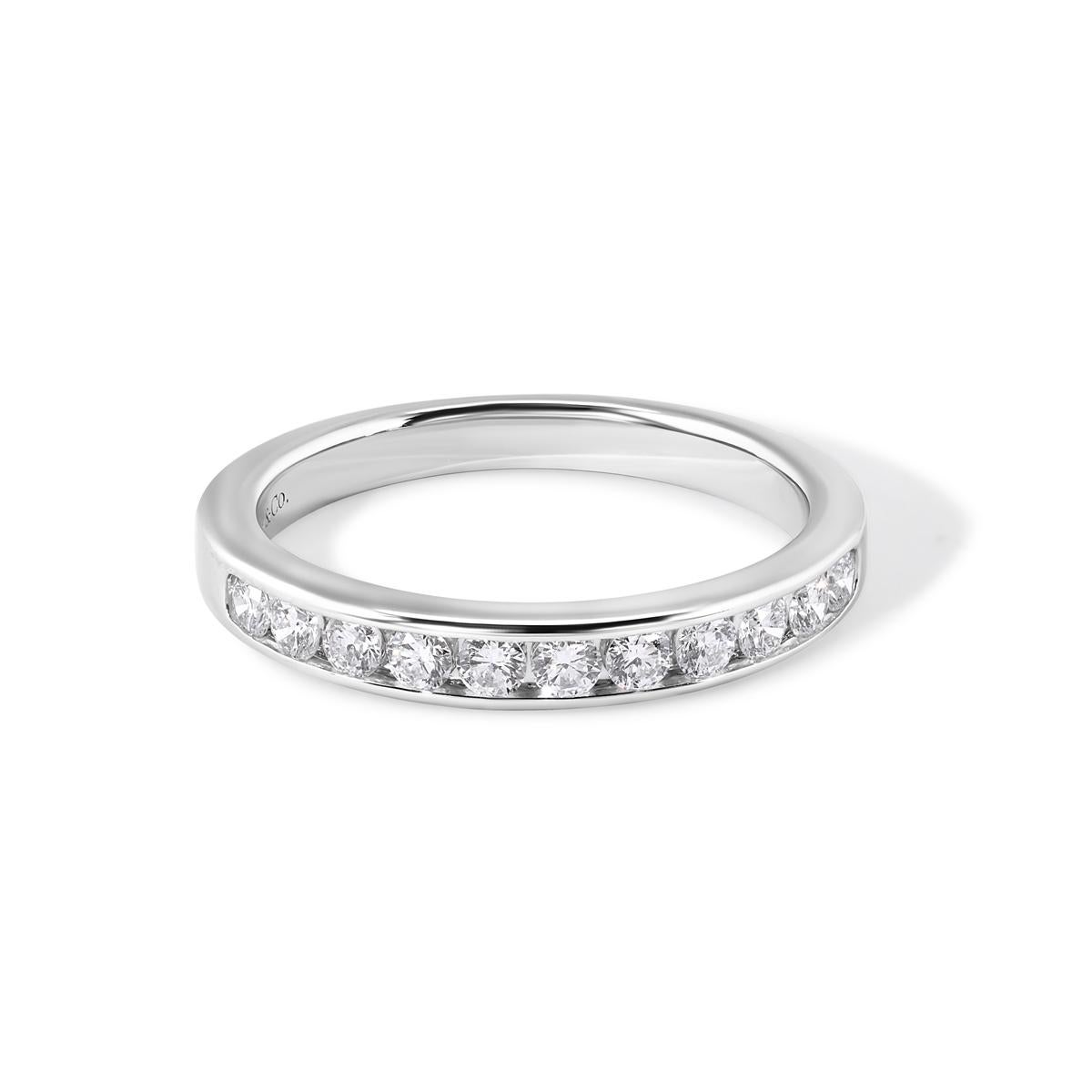 TIFFANY & Co. Anello in platino con diamante a metà cerchio da 3 mm 7

Metallo: Platino
Dimensione: 7
Larghezza della banda: 3 mm
Peso: 5.20 grammi
Diamante: 9 diamanti tondi brillanti, peso totale .33 carati 
Marchio di garanzia: ©TIFFANY&CO.