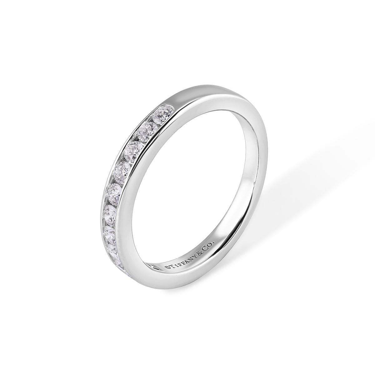 Taglio rotondo TIFFANY & Co. Anello in platino con diamante a metà cerchio da 3 mm 7 &New in vendita