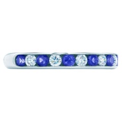 TIFFANY & Co. Bague jonc en platine avec demi-cercle de diamants de 3 mm et saphirs de 6,5 mm