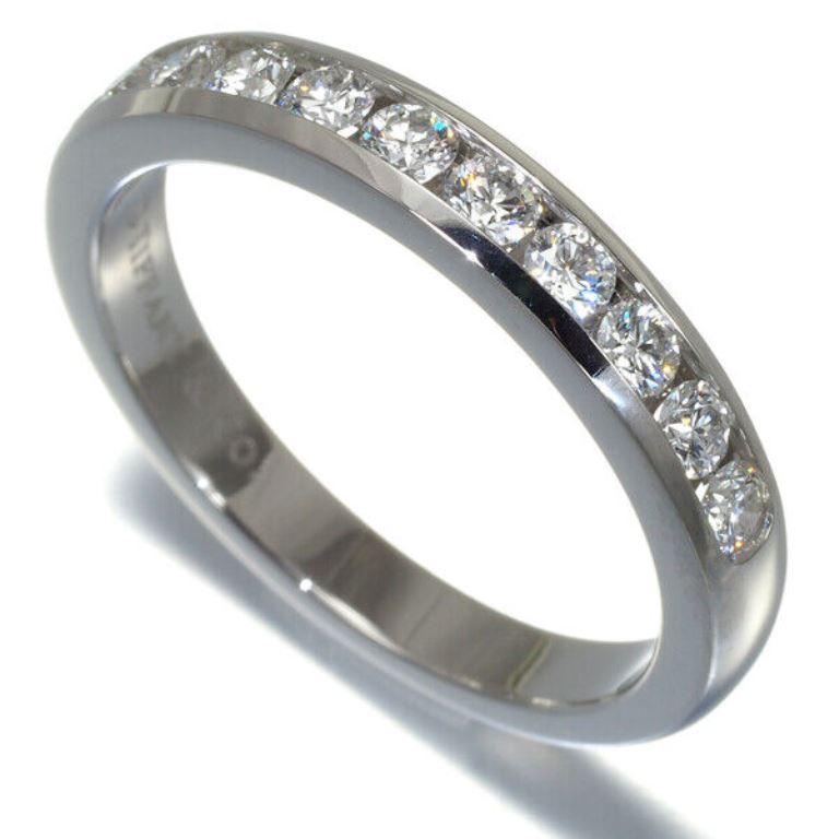 TIFFANY & Co. Alliance en platine avec demi-cercle de diamants de 3 mm 5,5

Métal : Platine
Taille : 5.5
Largeur de la bande : 3 mm
Poids : 4,80 grammes
Diamant : 11 diamants ronds de taille brillant, poids total de 0,33 carat. 
Poinçon :