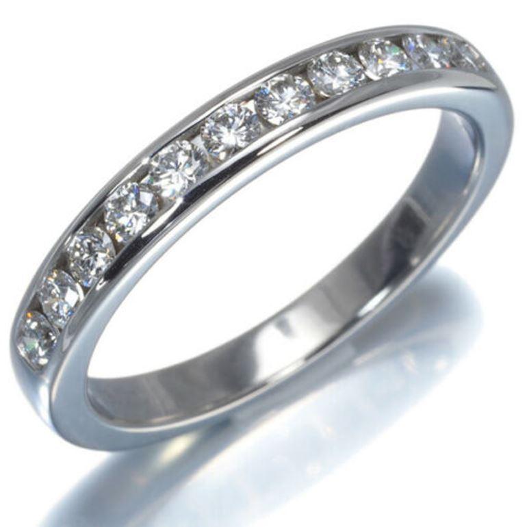 TIFFANY & Co. Anillo de boda de platino con medio círculo de diamantes de 3 mm 5.5

Metal: Platino
Tamaño: 5.5
Ancho de banda: 3 mm
Peso: 4.60 gramos
Diamante: 11 diamantes brillantes redondos, peso total en quilates 0,33 
Sello: ©TIFFANY&CO.