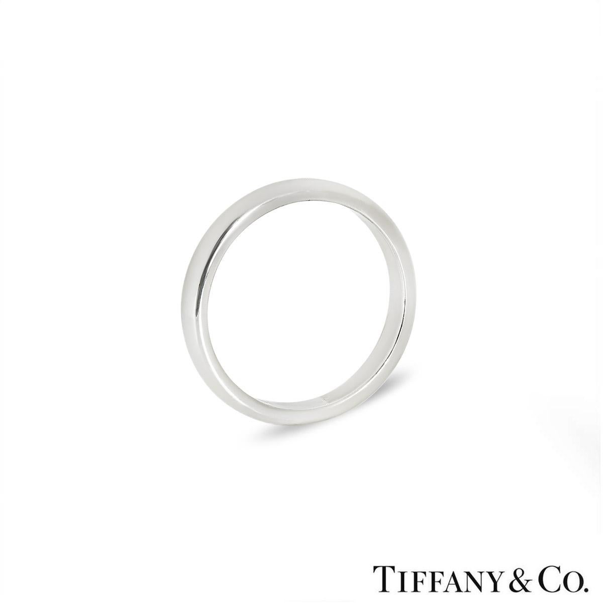 Une alliance classique en platine de Tiffany & Co. de la collection Tiffany Forever. Le bracelet unisexe mesure 3 mm de large, a un poids brut de 4,85 grammes et correspond actuellement à la taille UK L½ - EU 51½ mais peut être ajusté pour un