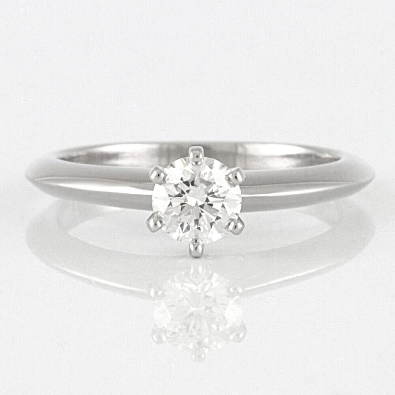 TIFFANY & Co. Anello di fidanzamento in platino con diamante da 0,40 carati 6

Metallo: Platino
Dimensione: 6
Diamante: Diamante rotondo brillante, peso totale di 0,40 carati, colore I, purezza VS1.
Marchio: ©TIFFANY&Co. PT950  20004568 