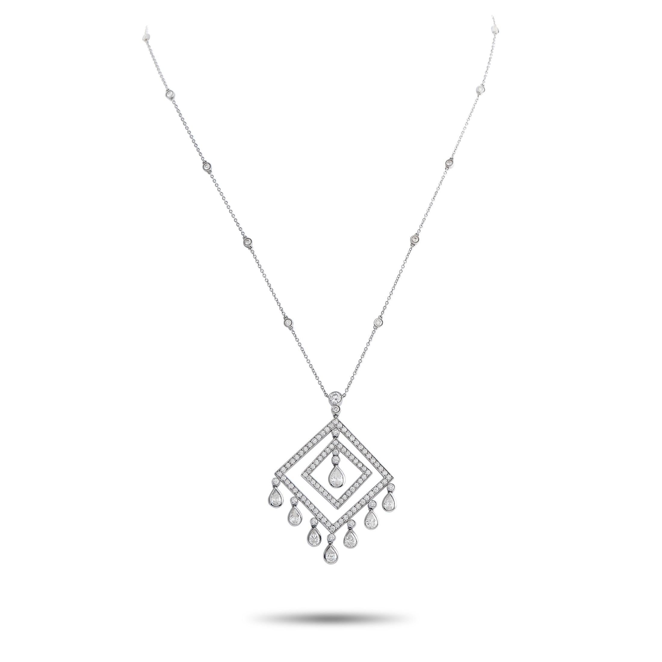 Mit diesem Modell von Tiffany & Co. können Sie Ihren Modestil ganz einfach aufpeppen. Platin 4 Karat Diamant-Halskette. An einer 16 Zoll langen, schlanken Kette hängt ein funkelnder Anhänger mit den Maßen 2x1,37 Zoll. Er zeichnet sich durch ein
