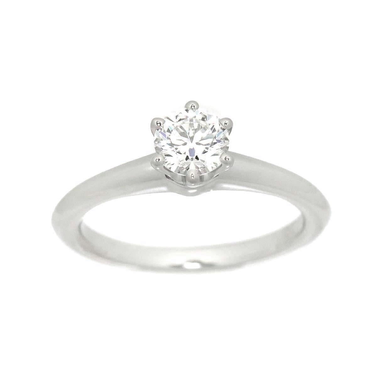 TIFFANY & Co. Platin Verlobungsring 6,5,41 Karat Diamant

Metall: Platin
Größe: 6,5
Diamant: runder Brillant, Gesamtkaratgewicht 0,41ct, Farbe H, Reinheit VS1
Punze: ©TIFFANY&Co. PT950  21500313  .41CT
Zustand: Ausgezeichneter Zustand, wie neu,
