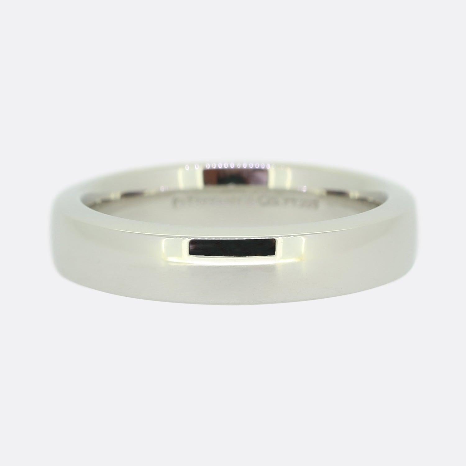 Hier haben wir einen klassischen, schlichten Ehering von dem weltbekannten Schmuckdesigner Tiffany & Co. Dieses zeitlose Stück wurde aus Platin gefertigt und eignet sich sowohl für Männer als auch für Frauen.

Zustand: Gebraucht