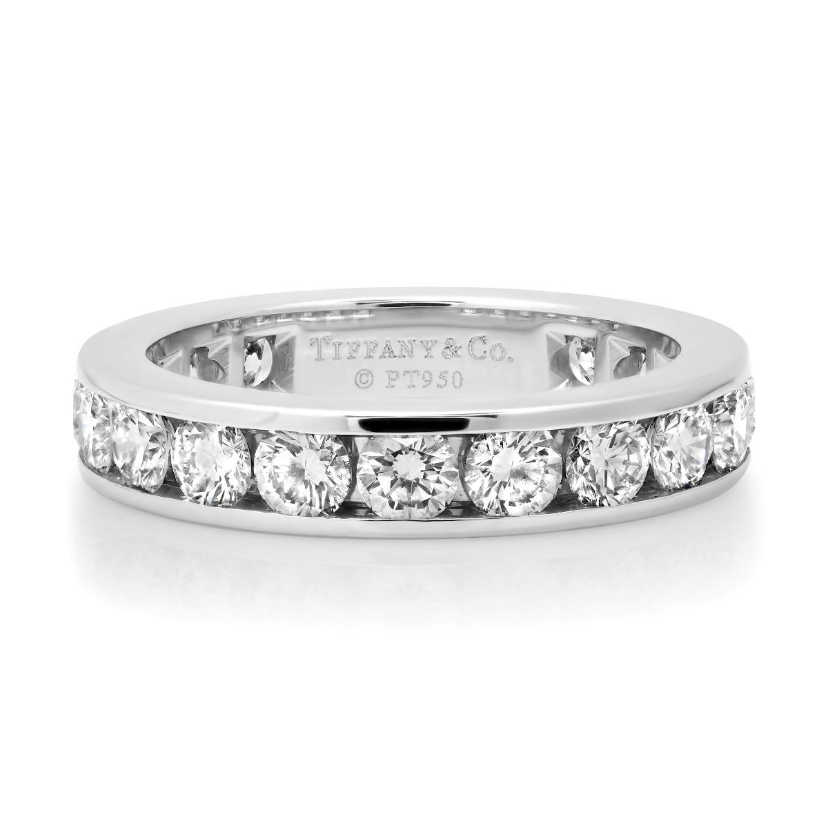 TIFFANY & Co. Anillo de Platino con Diamantes en Círculo Completo de 4 mm 5.5

Metal: Platino 
Tamaño: 5.5
Ancho de banda: 4 mm 
Peso: 6.10 gramos 
Diamante: diamantes brillantes redondos, peso total en quilates 1,89 
Sello: TIFFANY&Co. ©PT950