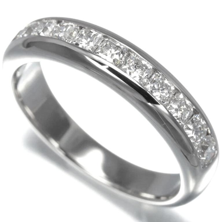 TIFFANY & Co. Anillo de platino con diamantes lúcidos de medio círculo de 4 mm 5 

Metal: platino  
Tamaño: 5 
Ancho de banda: 4 mm
Peso: 5.90 gramos
Diamante: 11 diamantes talla Lucida, peso total en quilates 0,55 aprox.
Sello: ©TIFFANY&Co. LUCIDA 