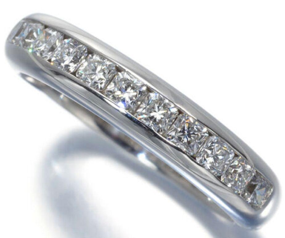 Quadrato TIFFANY & Co. Anello in platino con diamanti lucidi a mezzo cerchio da 4 mm 5 in vendita