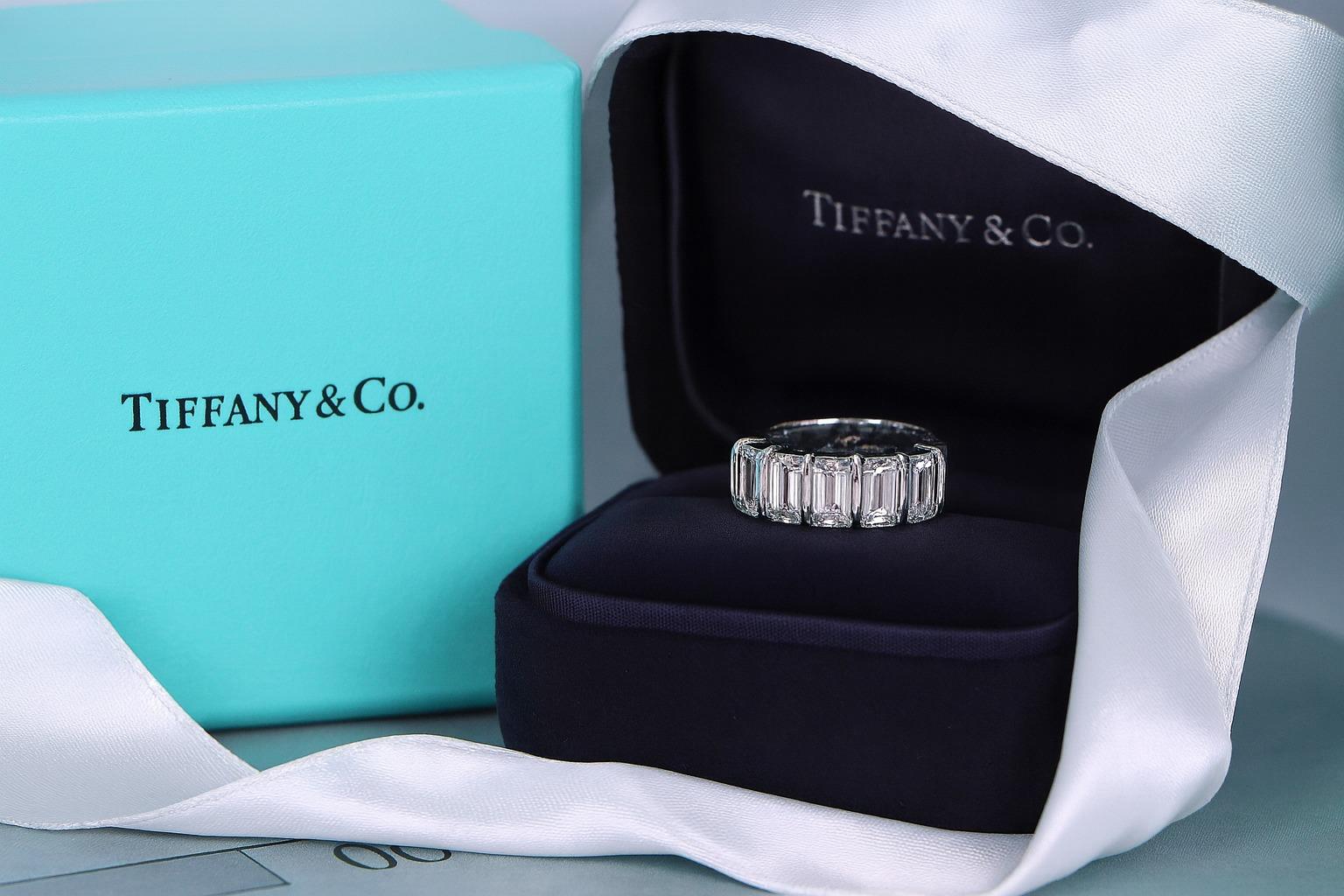 Tiffany & Co. Platinum 5-Stone Emerald Cut Diamond Ring Band

A rare and exceptional Tiffany & Co. creation, specially made approximately 25–30 years ago, as identified by the style of the stamp.

Metal: Platinum, ring weight 9.1 grams

Diamonds: 5