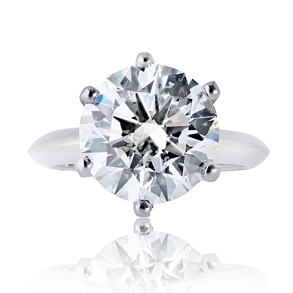 Tiffany & Co. Anello di fidanzamento classico con solitario di diamanti rotondi a 6 punte da 5,02 carati

Vero e proprio simbolo di eleganza senza tempo, questo squisito anello di fidanzamento di Tiffany & Co. presenta la classica incastonatura a 6