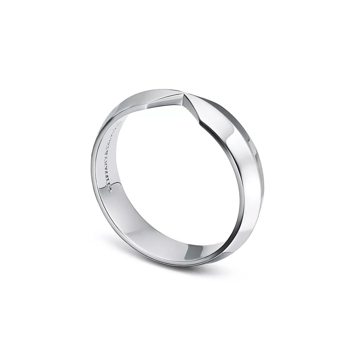 TIFFANY & Co. Platinum 5.3mm Nesting Wide Band Ring 8.5 In Excellent Condition For Sale In Los Angeles, CA