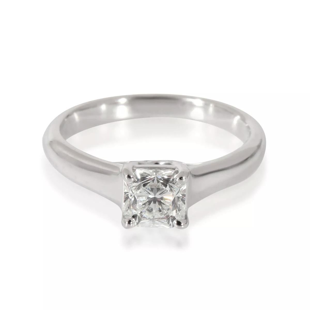 TIFFANY & Co. Platin .63 Karat Lucida Diamant Verlobungsring 6 
 
 Metall: Platin
 Größe: 6 
 Gewicht: 4.70 Gramm 
 Diamant: Tiffany-Diamant im Lucida-Schliff, Gesamtgewicht 0,63 Karat, Farbe F, Reinheit VVS1
 Punze: ©1999 TIFFANY&Co. LUCIDA ® PT950