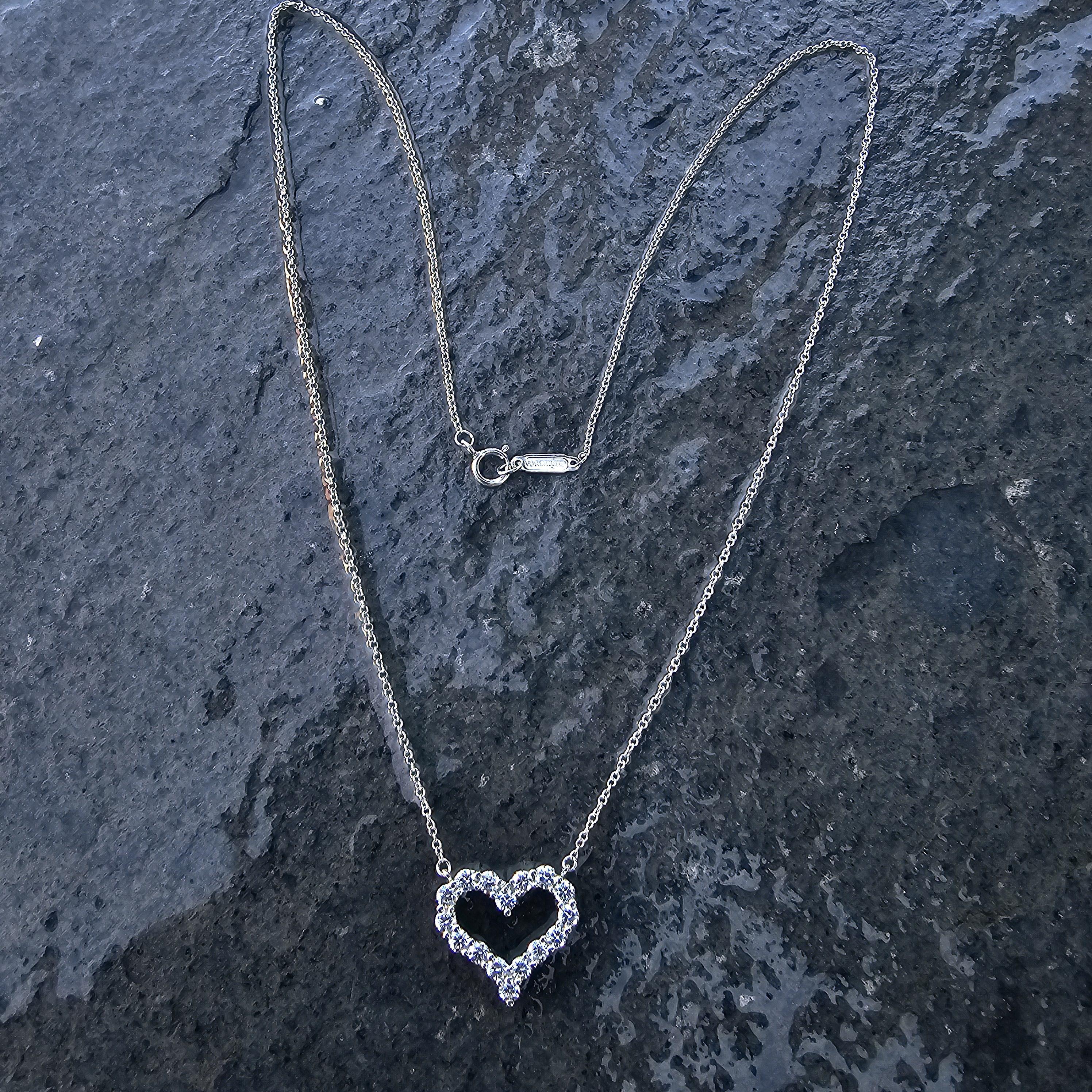 Tiffany & Co. Collier en platine avec pendentif en forme de cœur ouvert et diamant de 0,64ct 4,5g 17