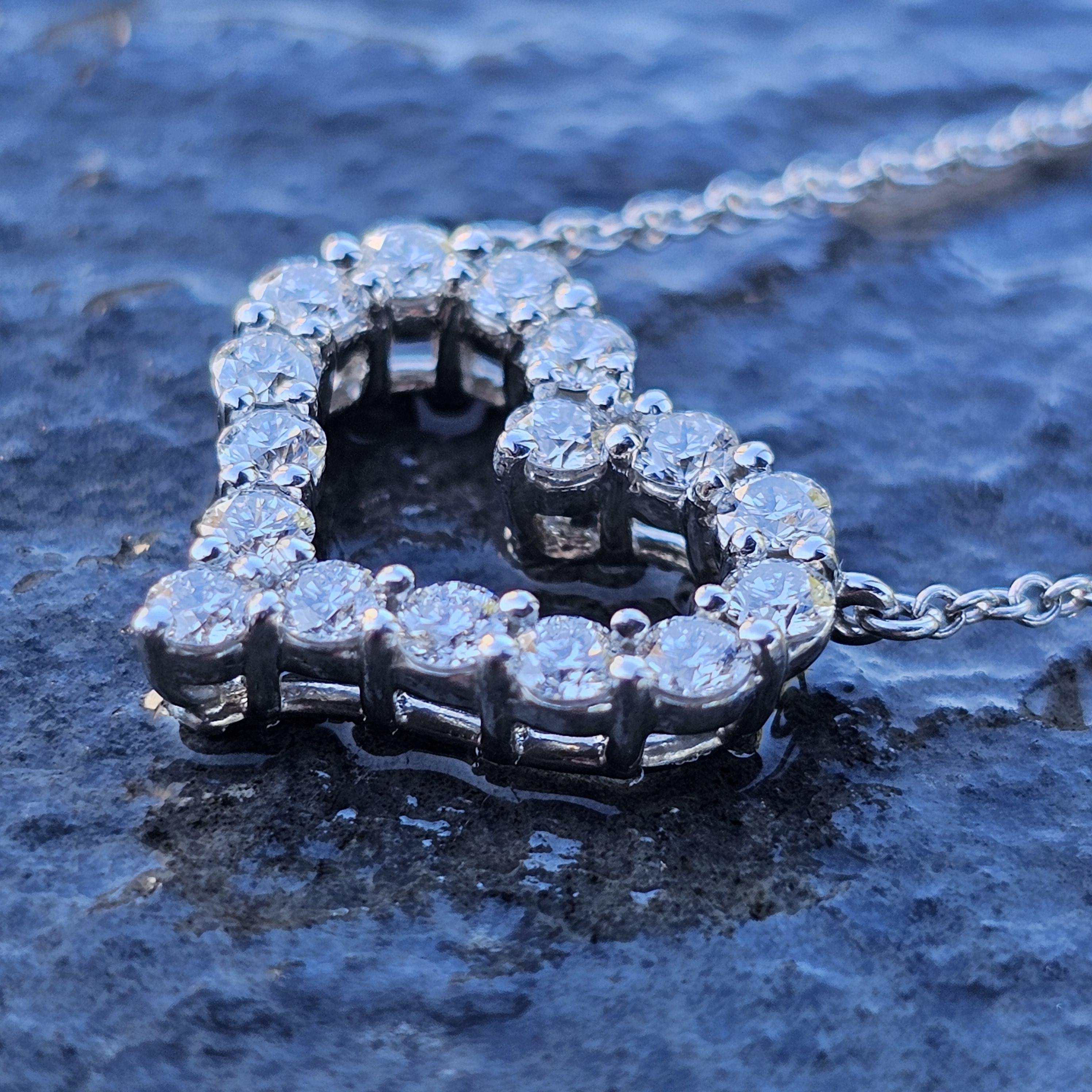 Tiffany & Co. Collier en platine avec pendentif en forme de cœur ouvert et diamant de 0,64ct 4,5g 17