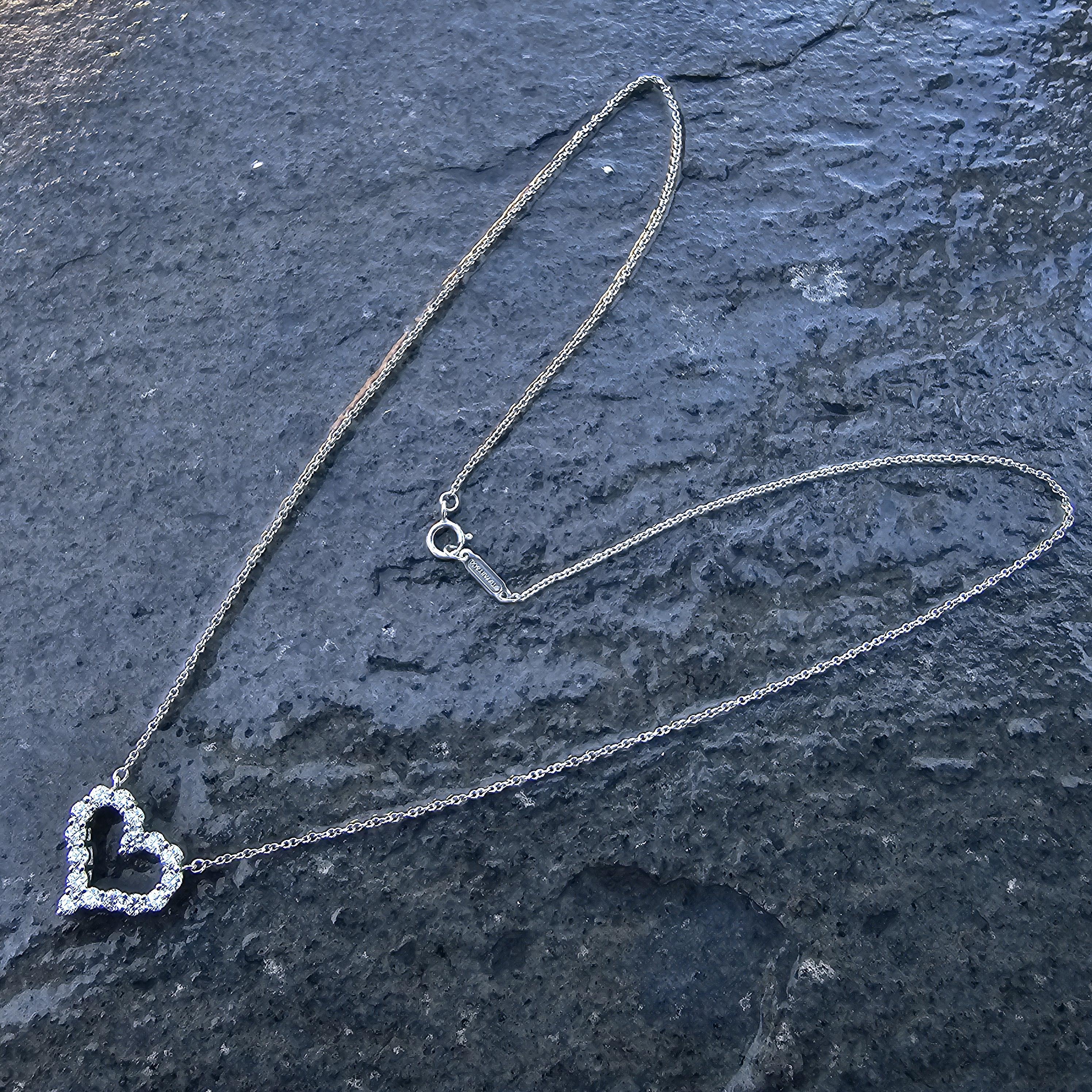 Tiffany & Co. Collier en platine avec pendentif en forme de cœur ouvert et diamant de 0,64ct 4,5g 17