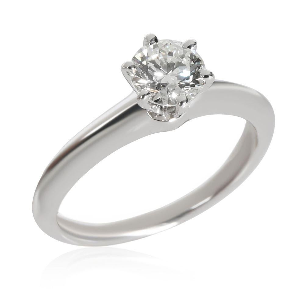 TIFFANY & Co. Platin .65 Karat Diamant Verlobungsring 6

Metall: Platin
Größe: 6
Diamant: Runder Brillant, Karat Gesamtgewicht 0,65ct, Farbe G, Reinheit VS1
Punze: ©TIFFANY&Co. PT950  22805118  .65CT
Zustand: Ausgezeichneter Zustand, wie neu, kommt