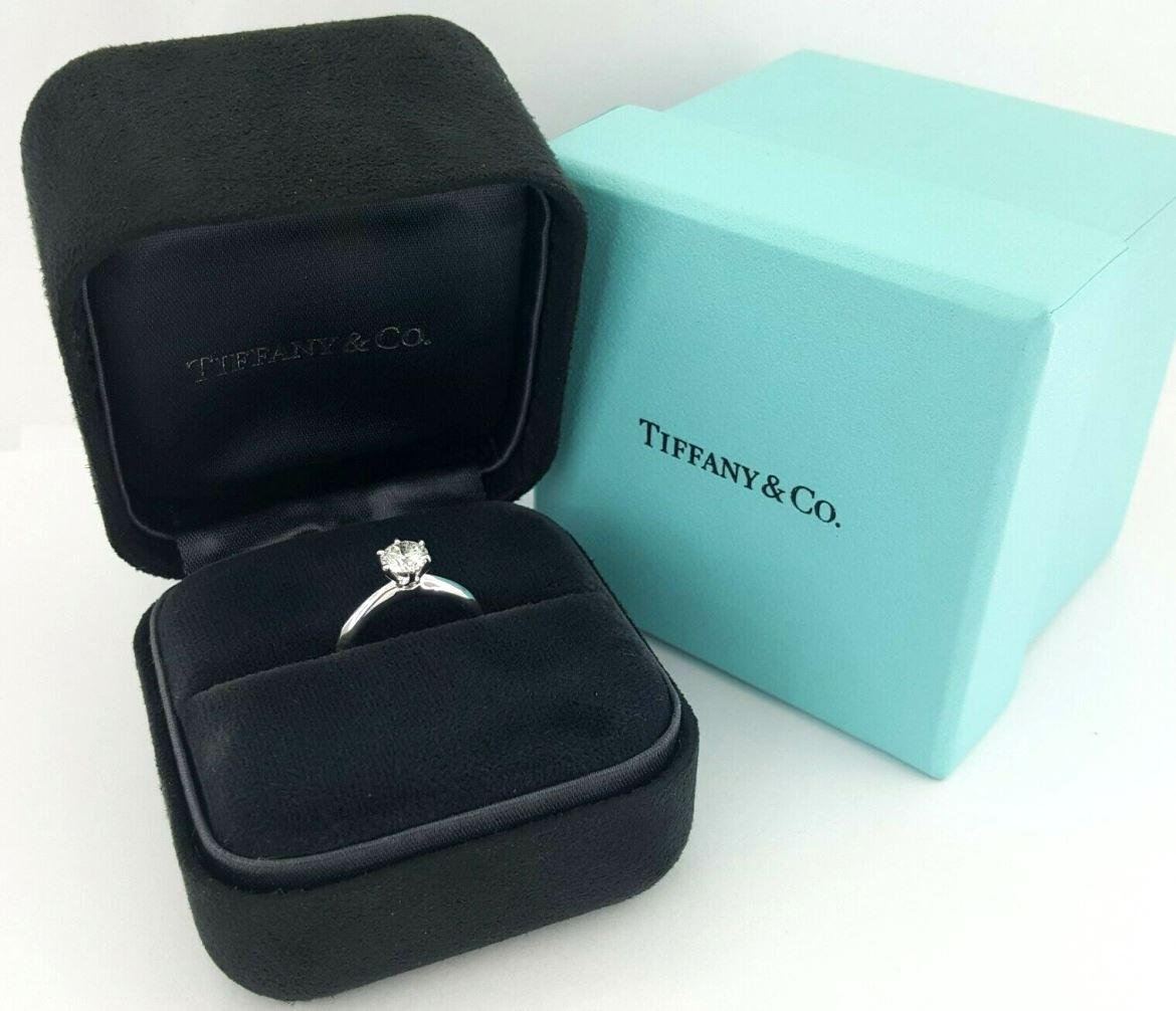 TIFFANY & Co. Platin .65 Karat Diamant Verlobungsring 6 Damen im Angebot