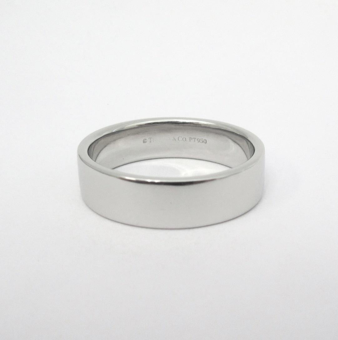 TIFFANY & Co. Anillo Platinum 6mm Esencial Plano 10 en Bueno estado para la venta en Los Angeles, CA