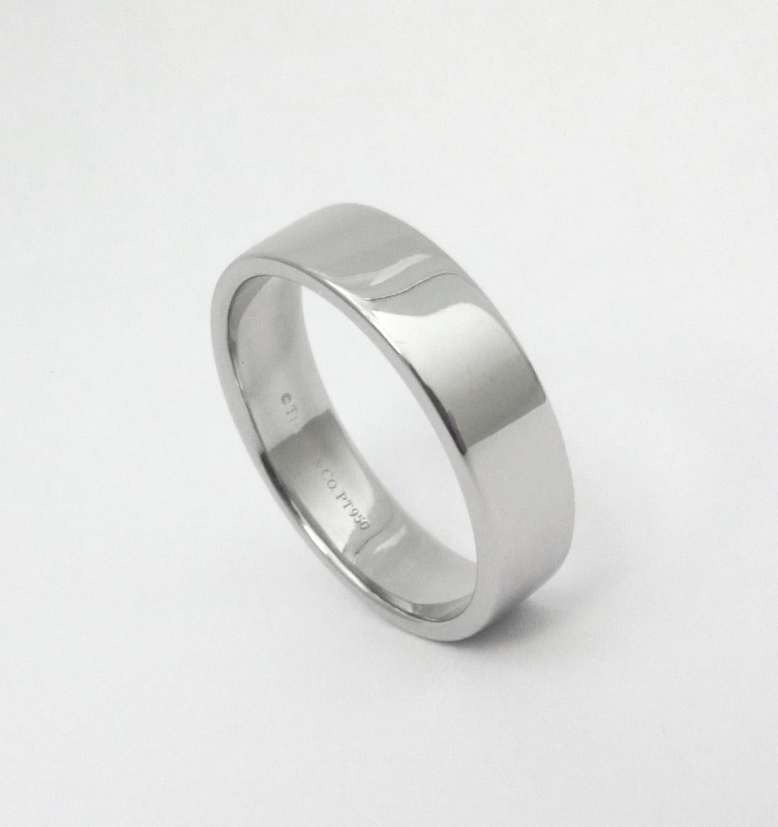 TIFFANY & Co. Anillo Platinum 6mm Esencial Plano 10 en venta 1
