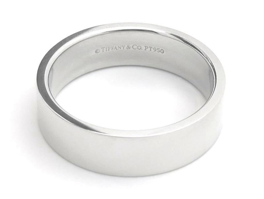 TIFFANY & Co. Platin 6mm Essential Flat Band Ring 7.5

 Metall: Platin 
 Größe: 7,5 
 Breite des Bandes: 6mm
 Gewicht: 11,30 Gramm
 Punze: ©TIFFANY&CO. PT950
 Zustand: Ausgezeichneter Zustand, wie neu 

Limitierte Auflage, nicht mehr in