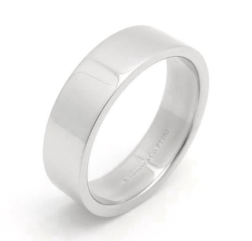 TIFFANY & Co. Platin 6mm Essential Flat Band Ring 7.5

 Metall: Platin 
 Größe: 7,5 
 Breite des Bandes: 6mm
 Gewicht: 11,30 Gramm
 Punze: ©TIFFANY&CO. PT950
 Zustand: Ausgezeichneter Zustand, wie neu 

Limitierte Auflage, nicht mehr in