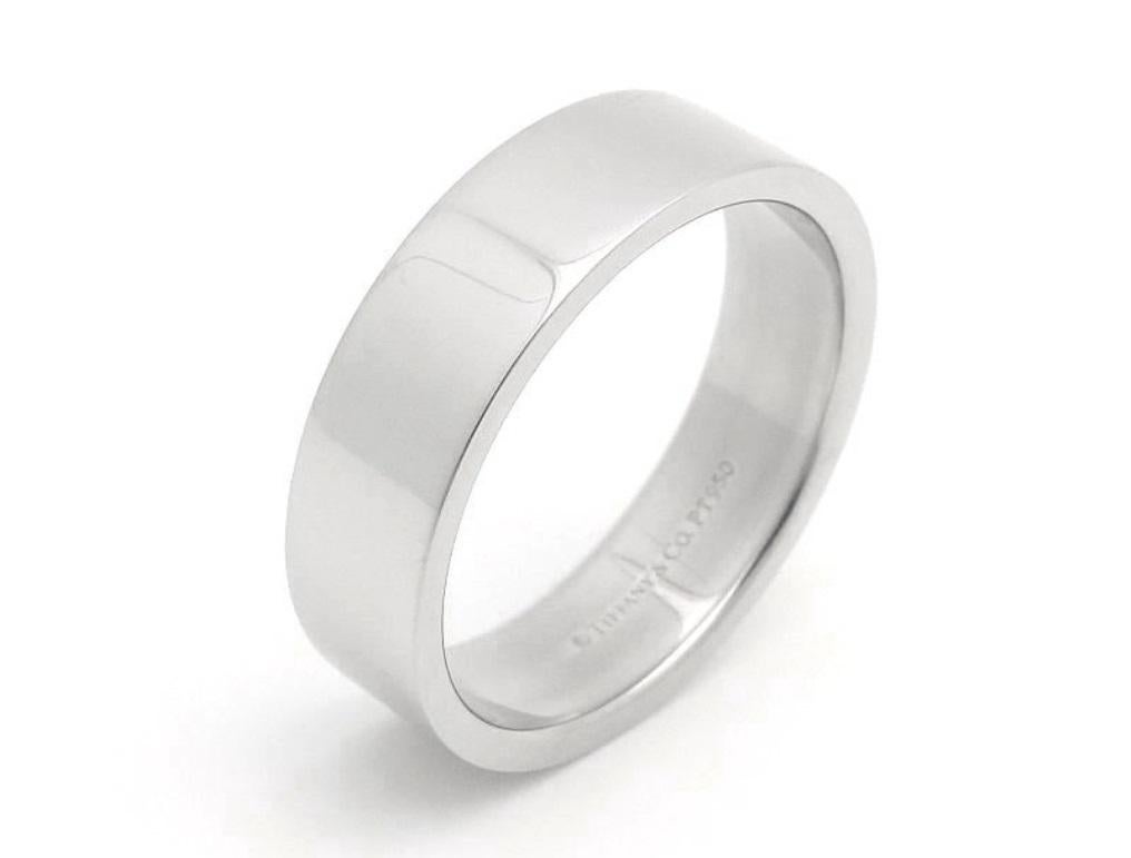 TIFFANY & Co. Platin 6mm Essential Flat Band Ring 7.5 im Zustand „Hervorragend“ im Angebot in Los Angeles, CA