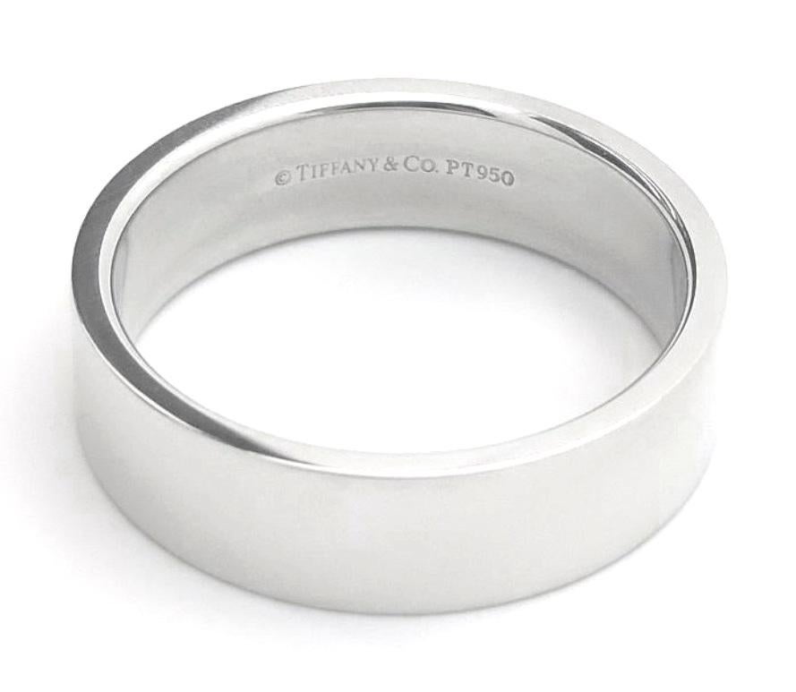 TIFFANY & Co. Platin 6mm Essential Flat Band Ring 7.5 im Zustand „Hervorragend“ im Angebot in Los Angeles, CA