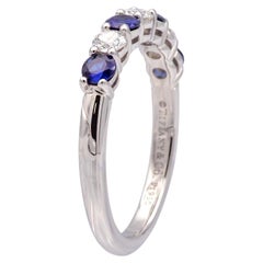 Tiffany & Co. Anello in platino con 7 pietre per sempre, mezzo cerchio con diamante e zaffiro, 3 mm