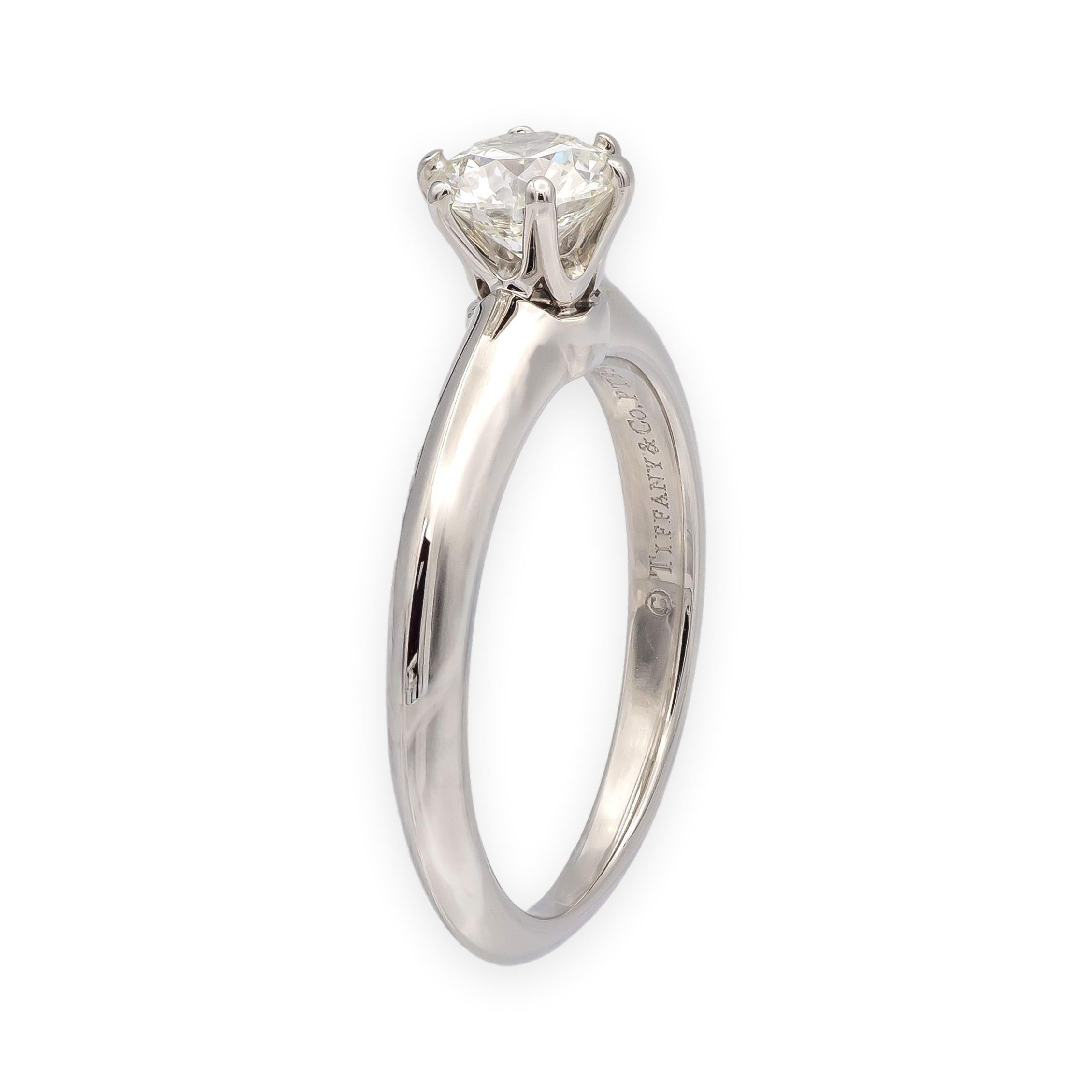 Tiffany & Co. Anello di fidanzamento classico con un diamante tondo brillante da 0,71 carati incastonato nel platino. Il diamante è classificato di colore I e purezza VS2, con taglio eccellente, lucidatura molto buona e simmetria molto buona. La