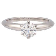 Tiffany & Co. Anello di fidanzamento solitario con diamante rotondo in platino da 0,71 ct I VS2