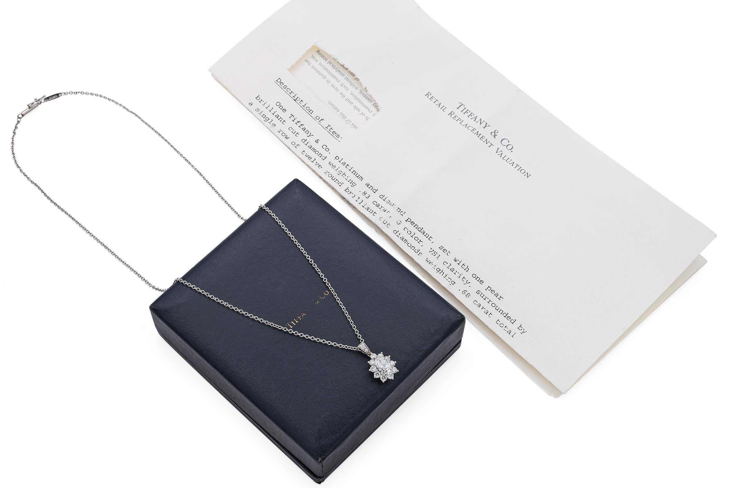 Cet élégant pendentif Tiffany & Co., daté de 2006, est réalisé en platine et présente un diamant époustouflant d'un poids total de 1,51 carat de couleur G et de pureté VS1. Le diamant présente une brillance et un feu exceptionnels, incarnant les