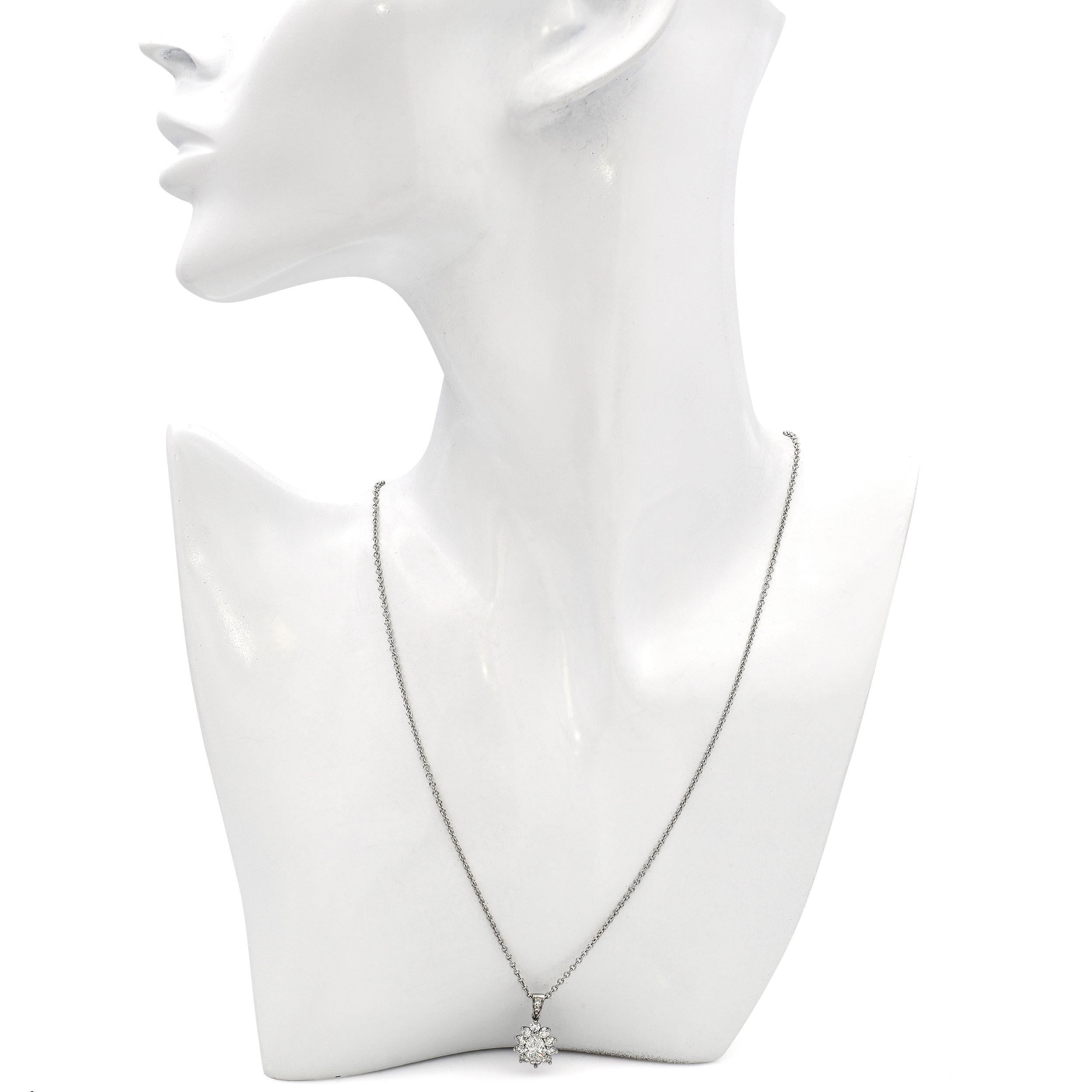 Taille poire Tiffany & Co. Collier pendentif halo en platine avec diamant en forme de poire de 0,83ct G VS1 en vente