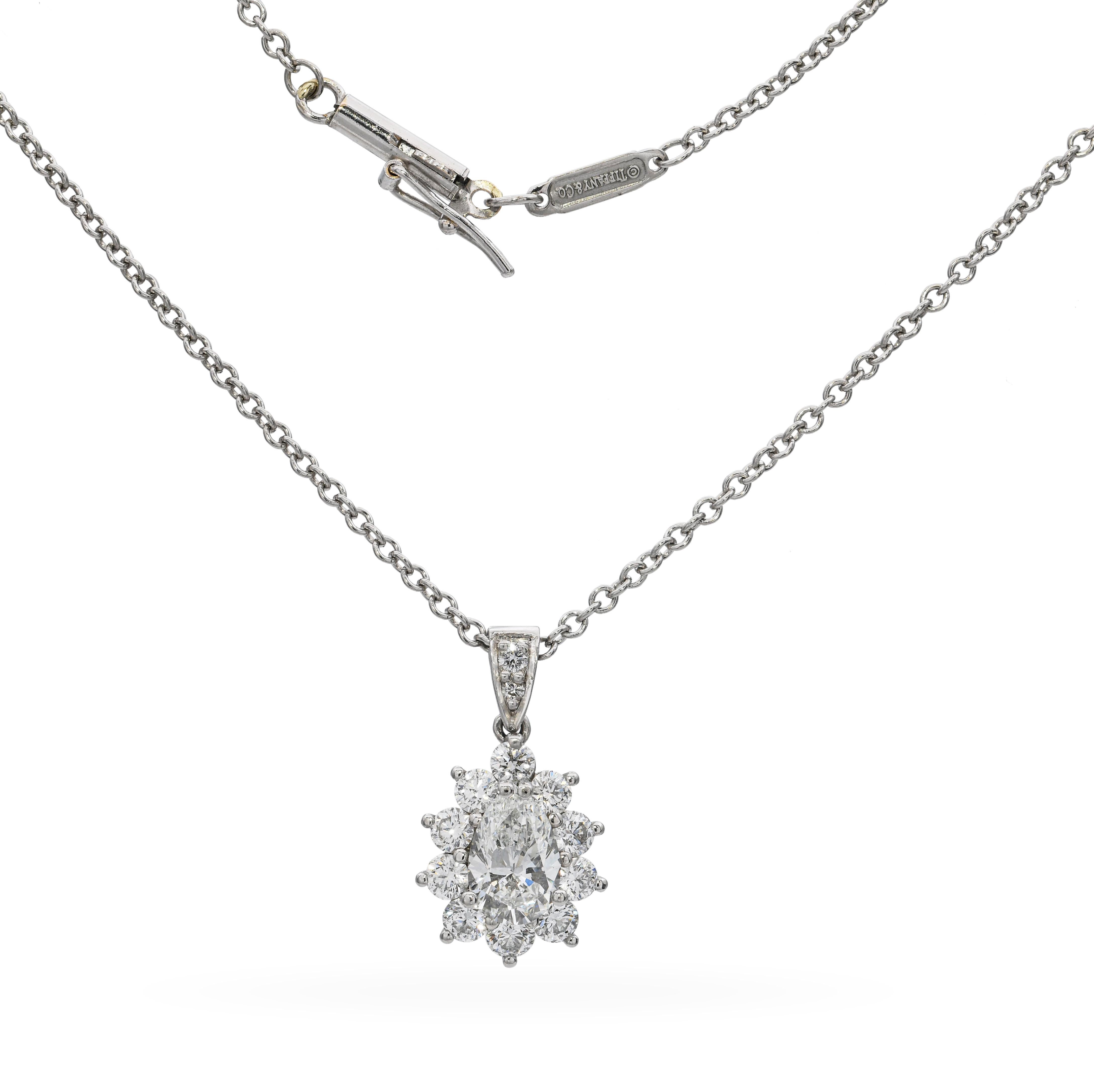 Tiffany & Co. Collier pendentif halo en platine avec diamant en forme de poire de 0,83ct G VS1 Excellent état - En vente à New York, NY