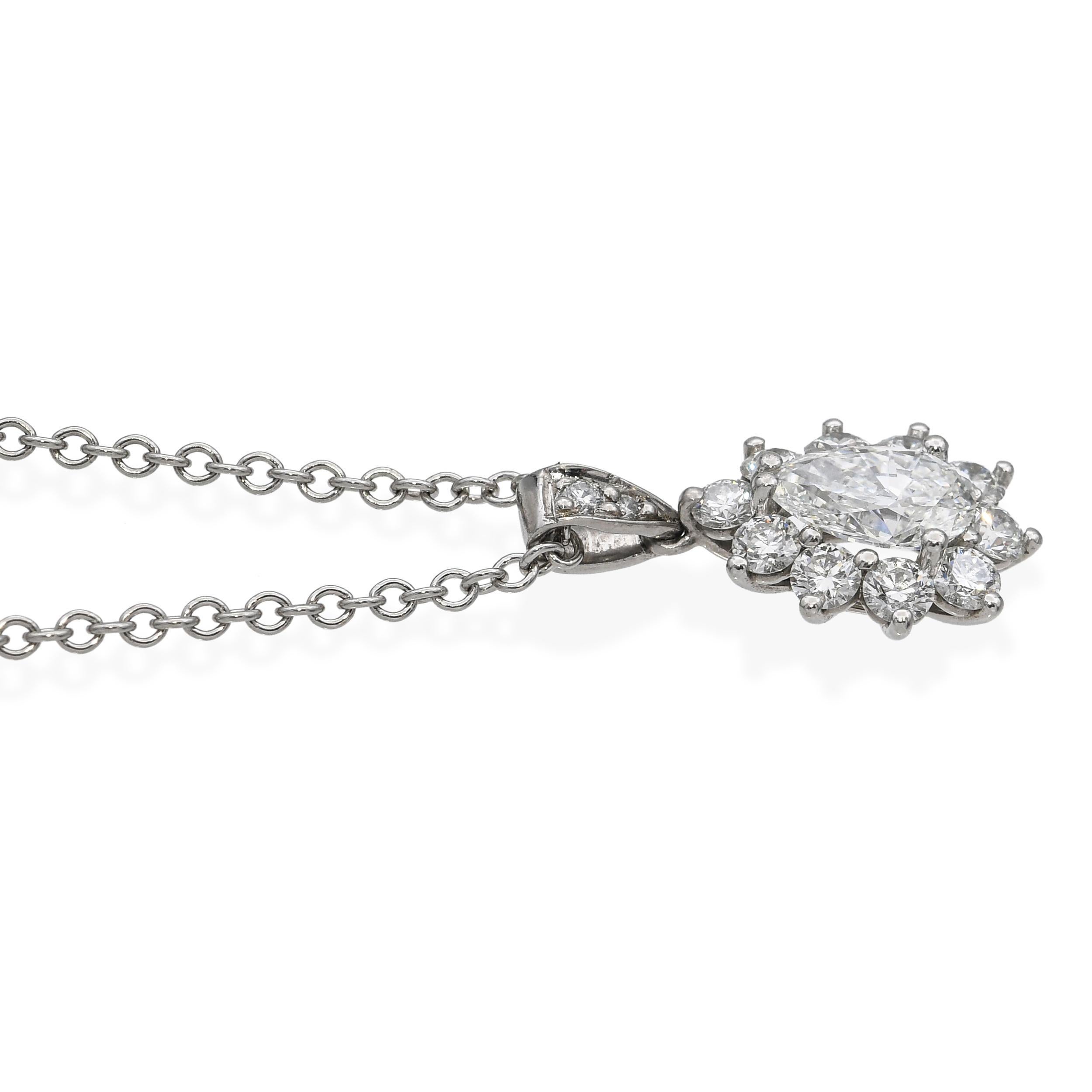 Tiffany & Co. Collier pendentif halo en platine avec diamant en forme de poire de 0,83ct G VS1 Unisexe en vente