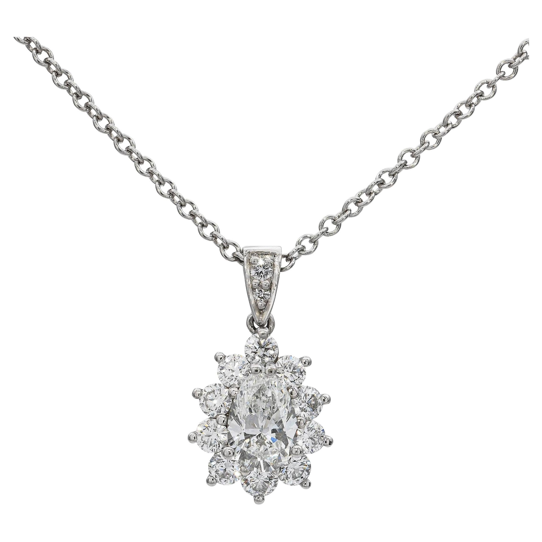 Tiffany & Co. Collier pendentif halo en platine avec diamant en forme de poire de 0,83ct G VS1 en vente