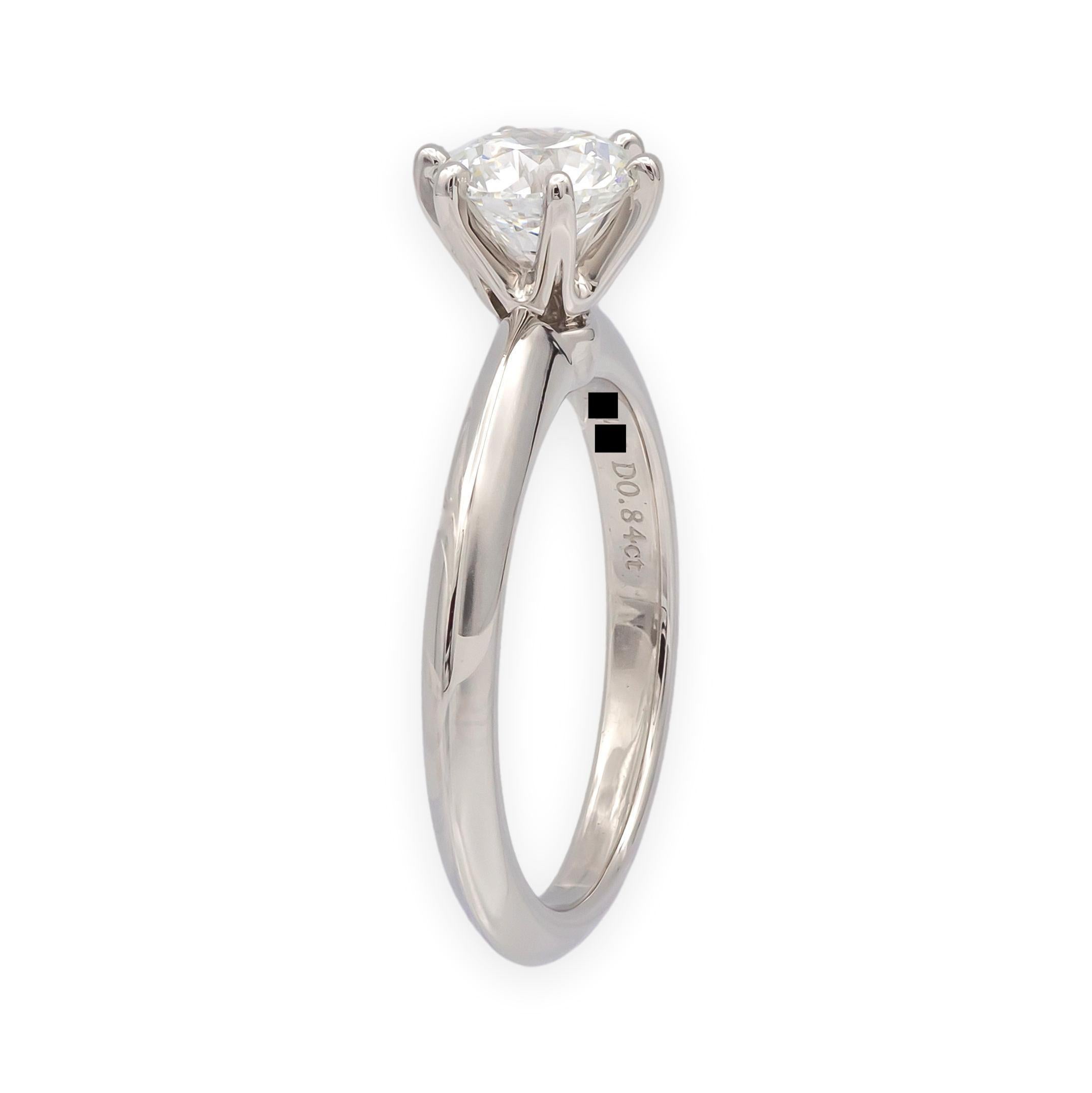 Cette bague de fiançailles solitaire classique de Brilliante & Co. présente un diamant rond brillant de 0,84 carat serti en platine. Le diamant est de couleur F et de pureté VS1, et sa taille, son polissage et sa symétrie sont excellents. Nettoyée
