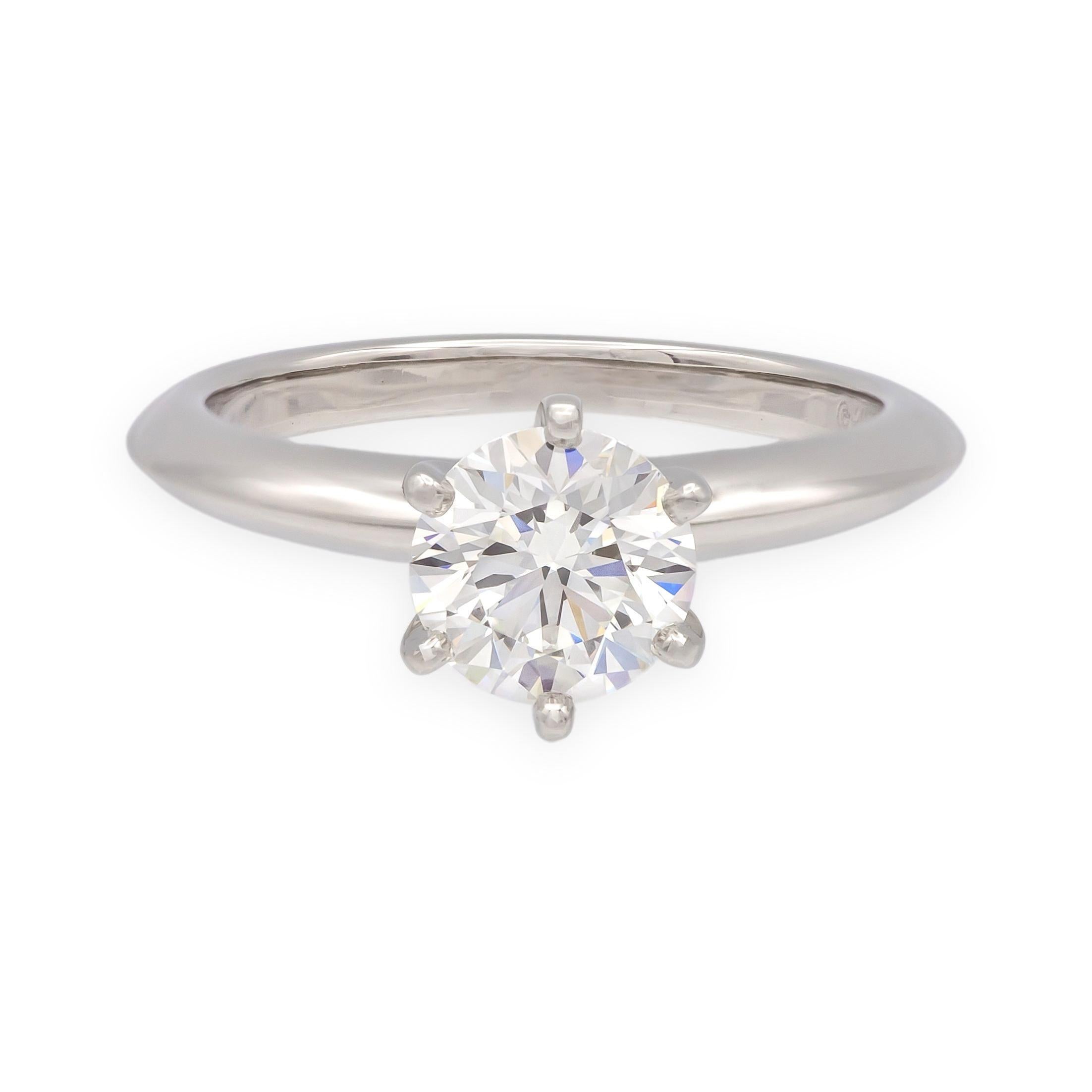 Tiffany & Co. Bague de fiançailles solitaire en platine avec diamant rond de 0,84 ct F VS1 en vente