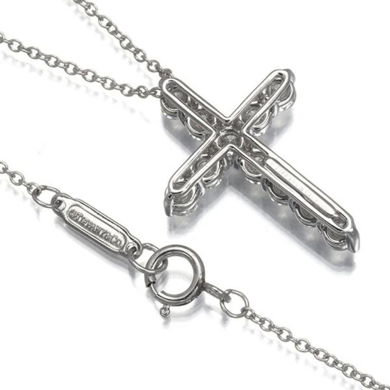  TIFFANY & Co. Collier croix en platine avec diamant de 0,90 ct, taille moyenne Pour femmes 